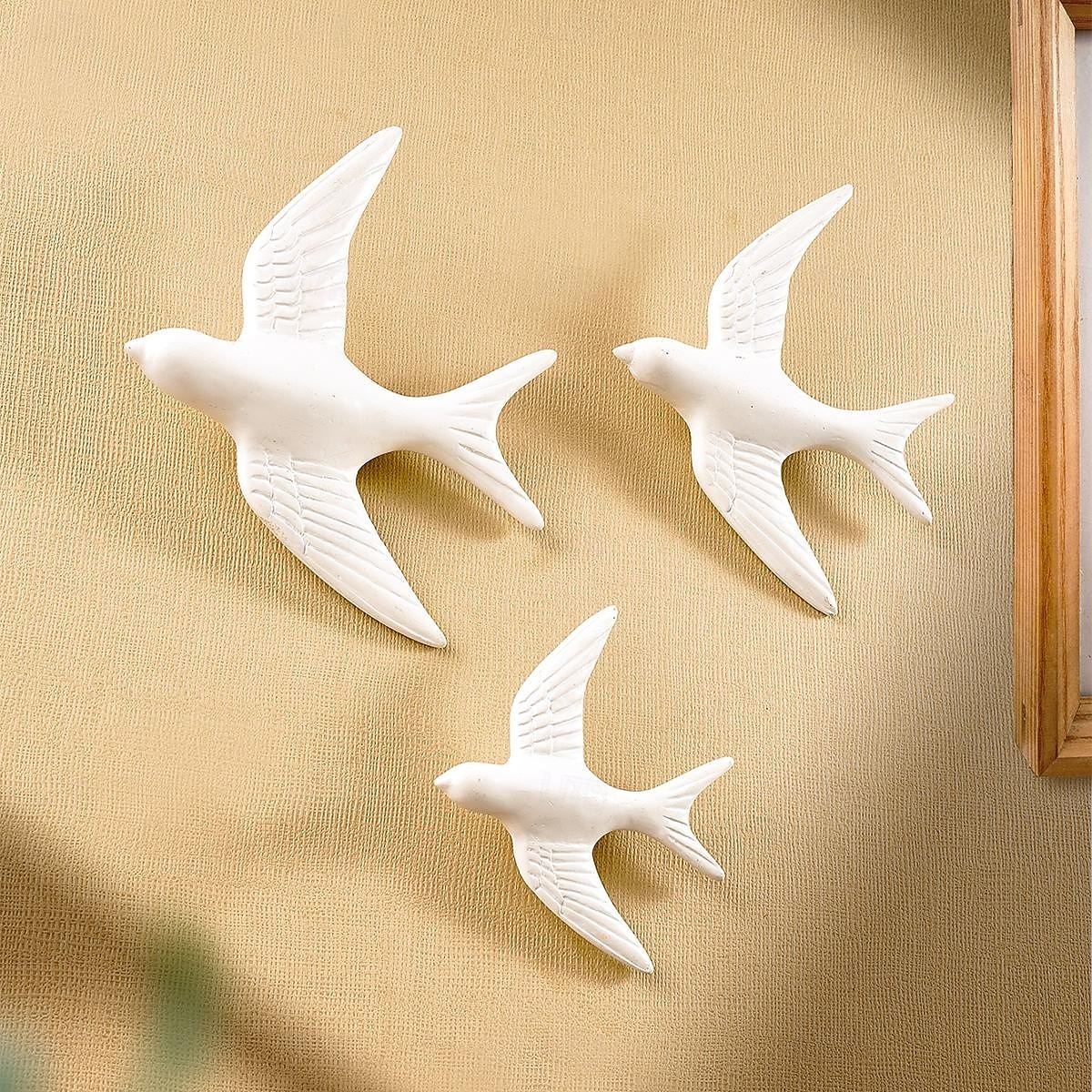 Decoração de parede moderna de pássaro voador em resina 3 peças, escultura minimalista de andorinha para pendurar na parede para sala de estar, quarto, escritório, loja ou decoração de festa de 2026 por $17.49 –P4