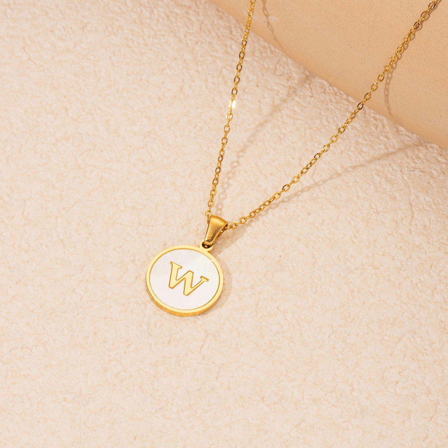 personalizovaný dopisní náhrdelník, dárek pro maminku, přívěsek z nerezové oceli pozlacený 18k zlatem, kulatý design mušle, náhrdelník s abecedou a-z, odolné šperky z titanové oceli pro ženy 2025 - $4.99 –P16