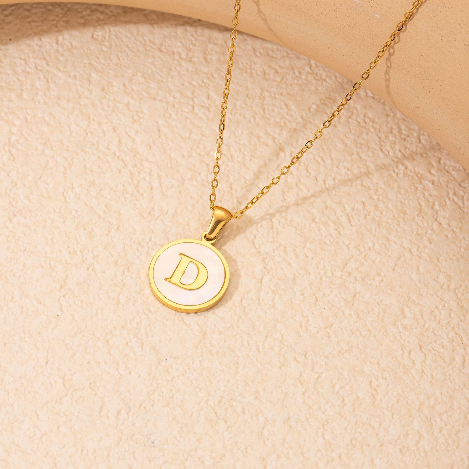 personalizovaný dopisní náhrdelník, dárek pro maminku, přívěsek z nerezové oceli pozlacený 18k zlatem, kulatý design mušle, náhrdelník s abecedou a-z, odolné šperky z titanové oceli pro ženy 2025 - $4.99 –P15