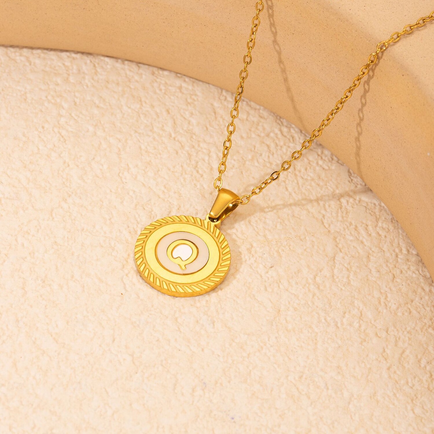 colar de letras personalizado, presente para a mãe, pingente de aço titânio banhado a ouro 18k, colar de alfabeto redondo de a a z inspirado em conchas, corrente de clavícula unissex minimalista de 2025 por $5.99 –P2