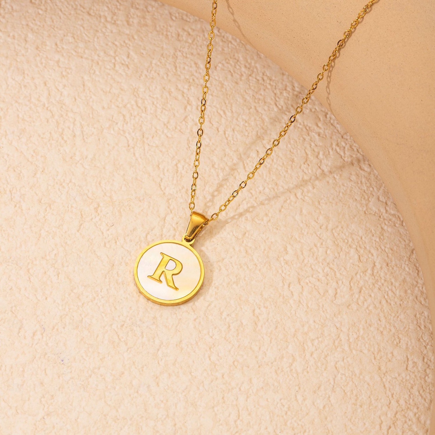 personalizovaný dopisní náhrdelník, dárek pro maminku, přívěsek z nerezové oceli pozlacený 18k zlatem, kulatý design mušle, náhrdelník s abecedou a-z, odolné šperky z titanové oceli pro ženy 2025 - $4.99 –P9