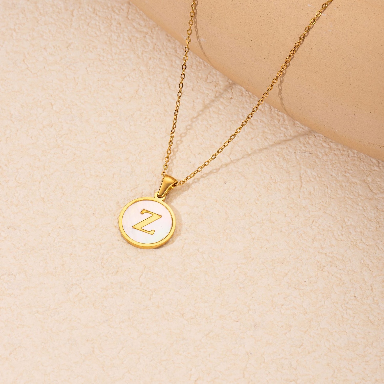personalizovaný dopisní náhrdelník, dárek pro maminku, přívěsek z nerezové oceli pozlacený 18k zlatem, kulatý design mušle, náhrdelník s abecedou a-z, odolné šperky z titanové oceli pro ženy 2025 - $4.99 –P18