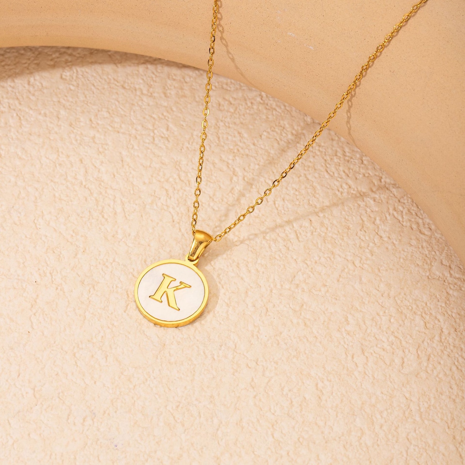 personalizovaný dopisní náhrdelník, dárek pro maminku, přívěsek z nerezové oceli pozlacený 18k zlatem, kulatý design mušle, náhrdelník s abecedou a-z, odolné šperky z titanové oceli pro ženy 2025 - $4.99 –P2