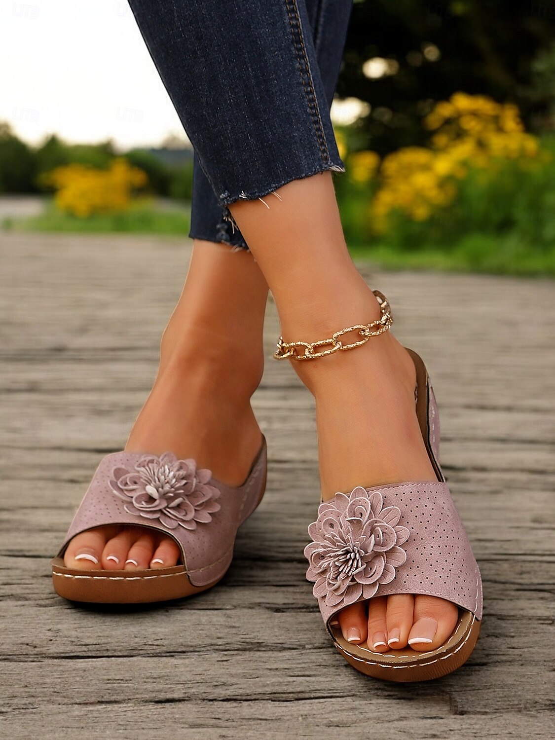 sandali con zeppa da donna con decorazioni floreali e design traforato: scarpe estive comode ed eleganti per abbigliamento casual ed eventi all'aperto del 2025 a $21.99 -P7