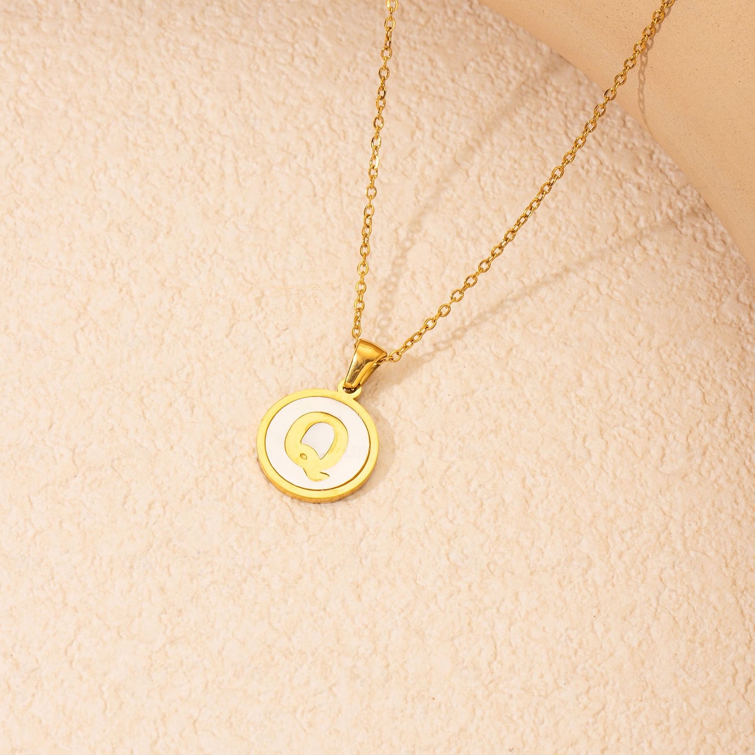 personalizovaný dopisní náhrdelník, dárek pro maminku, přívěsek z nerezové oceli pozlacený 18k zlatem, kulatý design mušle, náhrdelník s abecedou a-z, odolné šperky z titanové oceli pro ženy 2025 - $4.99 –P6