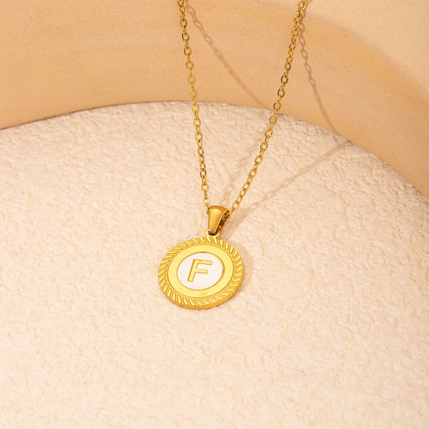 colar de letras personalizado, presente para a mãe, pingente de aço titânio banhado a ouro 18k, colar de alfabeto redondo de a a z inspirado em conchas, corrente de clavícula unissex minimalista de 2025 por $5.99 –P8