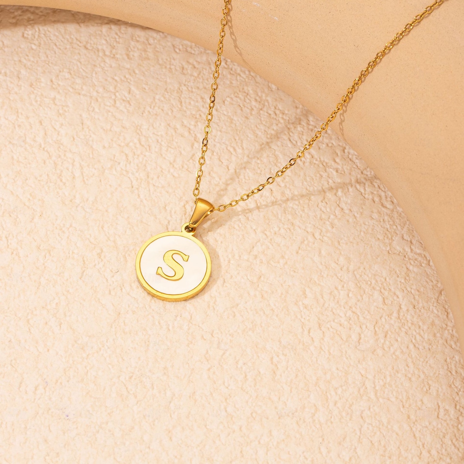 personalizovaný dopisní náhrdelník, dárek pro maminku, přívěsek z nerezové oceli pozlacený 18k zlatem, kulatý design mušle, náhrdelník s abecedou a-z, odolné šperky z titanové oceli pro ženy 2025 - $4.99 –P7