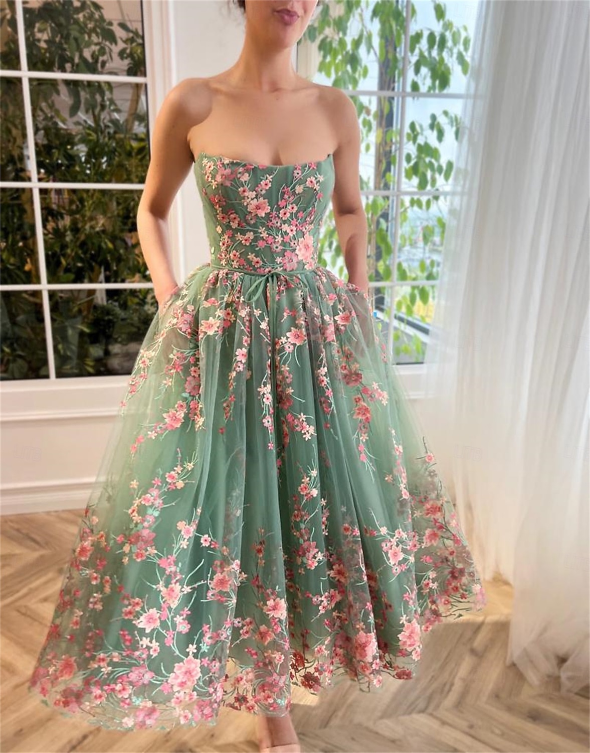 Abiti da cocktail a linea ad A abito elegante invitata matrimonio feste in satin a maniche lunghe con scollo a V e appliqué in pizzo floreale del 2025 a $129.99 –P1