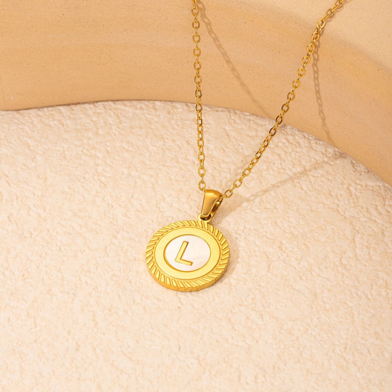 colar de letras personalizado, presente para a mãe, pingente de aço titânio banhado a ouro 18k, colar de alfabeto redondo de a a z inspirado em conchas, corrente de clavícula unissex minimalista de 2025 por $5.99 –P15