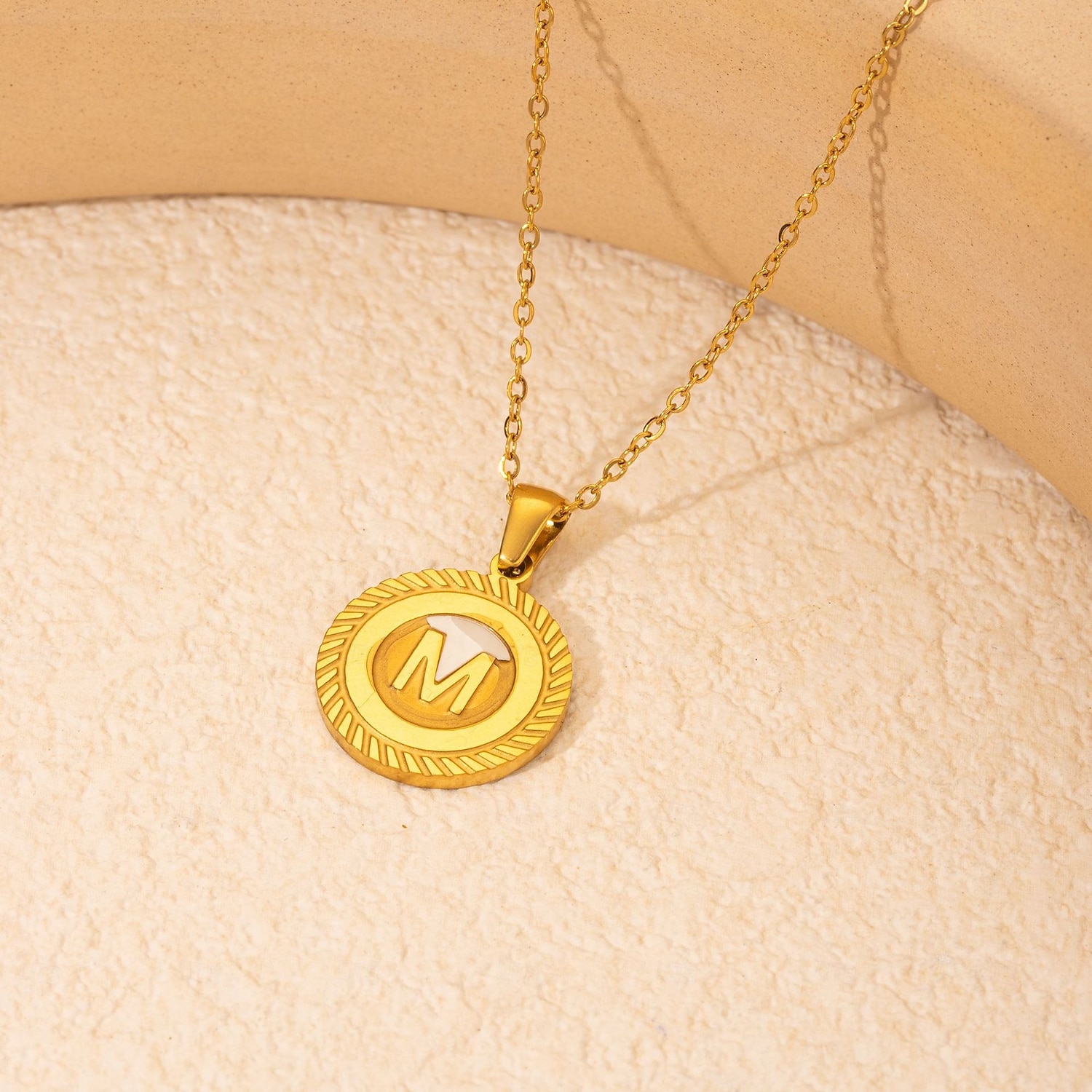 colar de letras personalizado, presente para a mãe, pingente de aço titânio banhado a ouro 18k, colar de alfabeto redondo de a a z inspirado em conchas, corrente de clavícula unissex minimalista de 2025 por $5.99 –P1