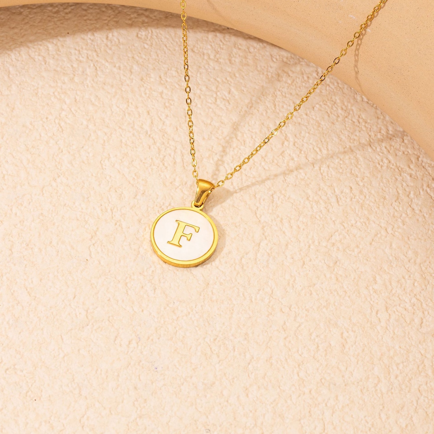 personalizovaný dopisní náhrdelník, dárek pro maminku, přívěsek z nerezové oceli pozlacený 18k zlatem, kulatý design mušle, náhrdelník s abecedou a-z, odolné šperky z titanové oceli pro ženy 2025 - $4.99 –P17
