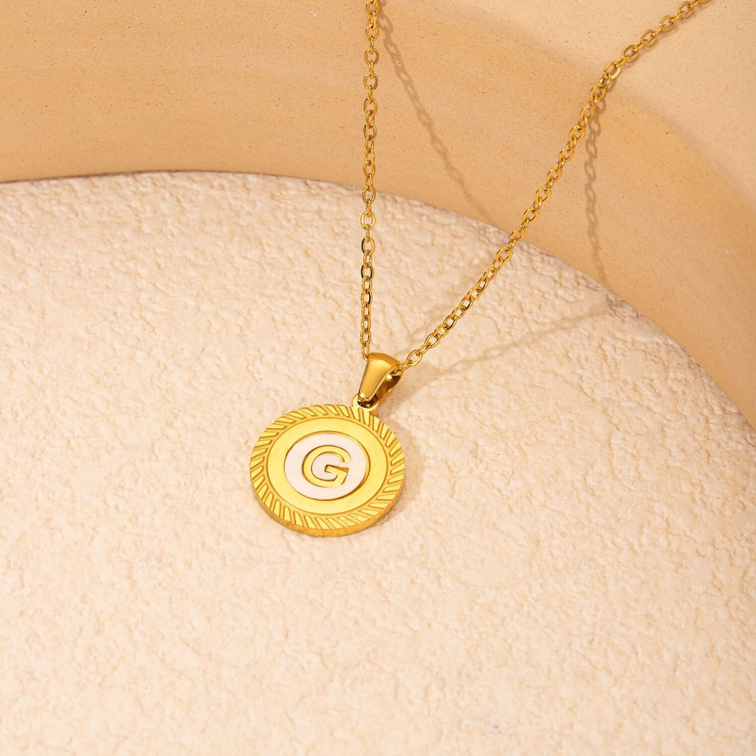 colar de letras personalizado, presente para a mãe, pingente de aço titânio banhado a ouro 18k, colar de alfabeto redondo de a a z inspirado em conchas, corrente de clavícula unissex minimalista de 2025 por $5.99 –P16