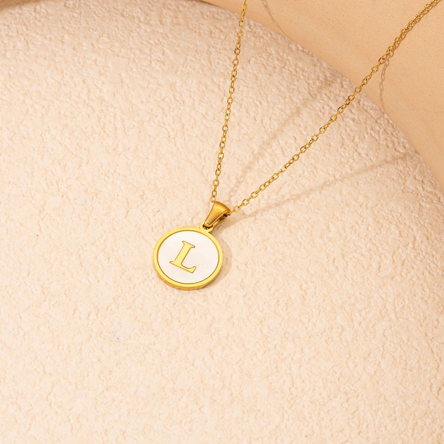personalizovaný dopisní náhrdelník, dárek pro maminku, přívěsek z nerezové oceli pozlacený 18k zlatem, kulatý design mušle, náhrdelník s abecedou a-z, odolné šperky z titanové oceli pro ženy 2025 - $4.99 –P12