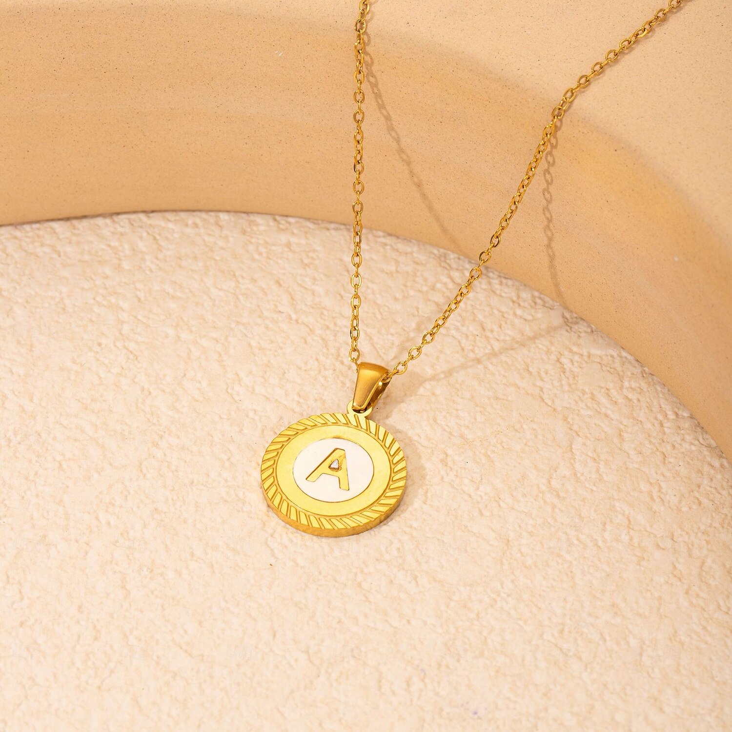 colar de letras personalizado, presente para a mãe, pingente de aço titânio banhado a ouro 18k, colar de alfabeto redondo de a a z inspirado em conchas, corrente de clavícula unissex minimalista de 2025 por $5.99 –P14