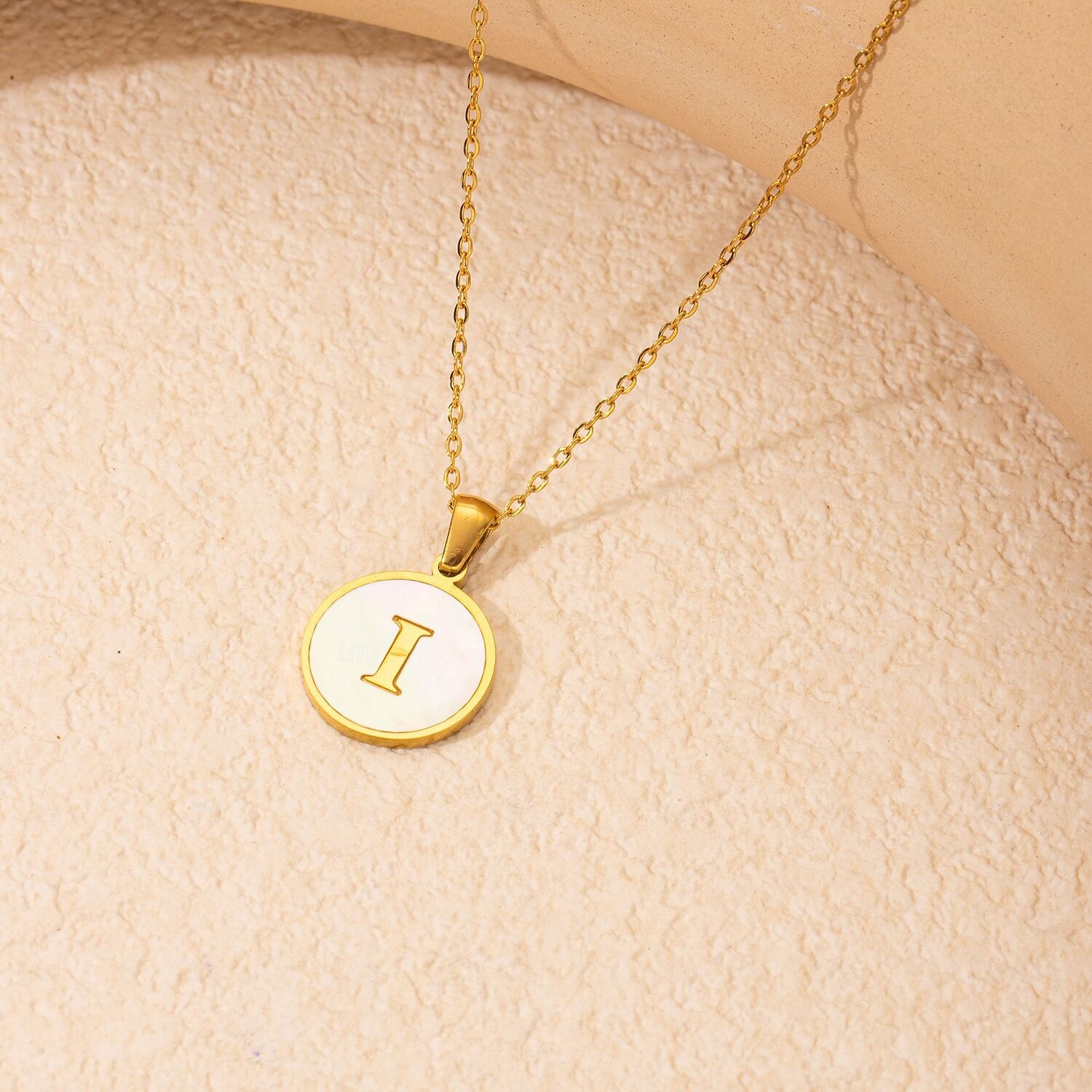 personalizovaný dopisní náhrdelník, dárek pro maminku, přívěsek z nerezové oceli pozlacený 18k zlatem, kulatý design mušle, náhrdelník s abecedou a-z, odolné šperky z titanové oceli pro ženy 2025 - $4.99 –P4
