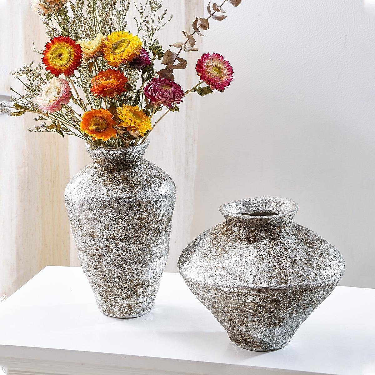 مزهرية زخرفية مستوحاة من الجرار الخزفية العتيقة – مزهرية زهور عتيقة من الراتينج باللون الذهبي/الفضي، مصنوعة يدويًا للمنزل &قطعة ديكور للحفلات 2025 - $16.99 –P7