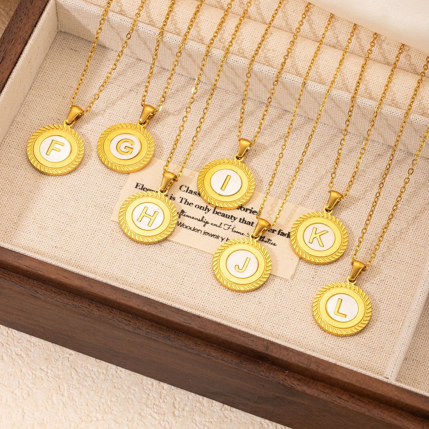 colar de letras personalizado, presente para a mãe, pingente de aço titânio banhado a ouro 18k, colar de alfabeto redondo de a a z inspirado em conchas, corrente de clavícula unissex minimalista de 2025 por $5.99 –P7