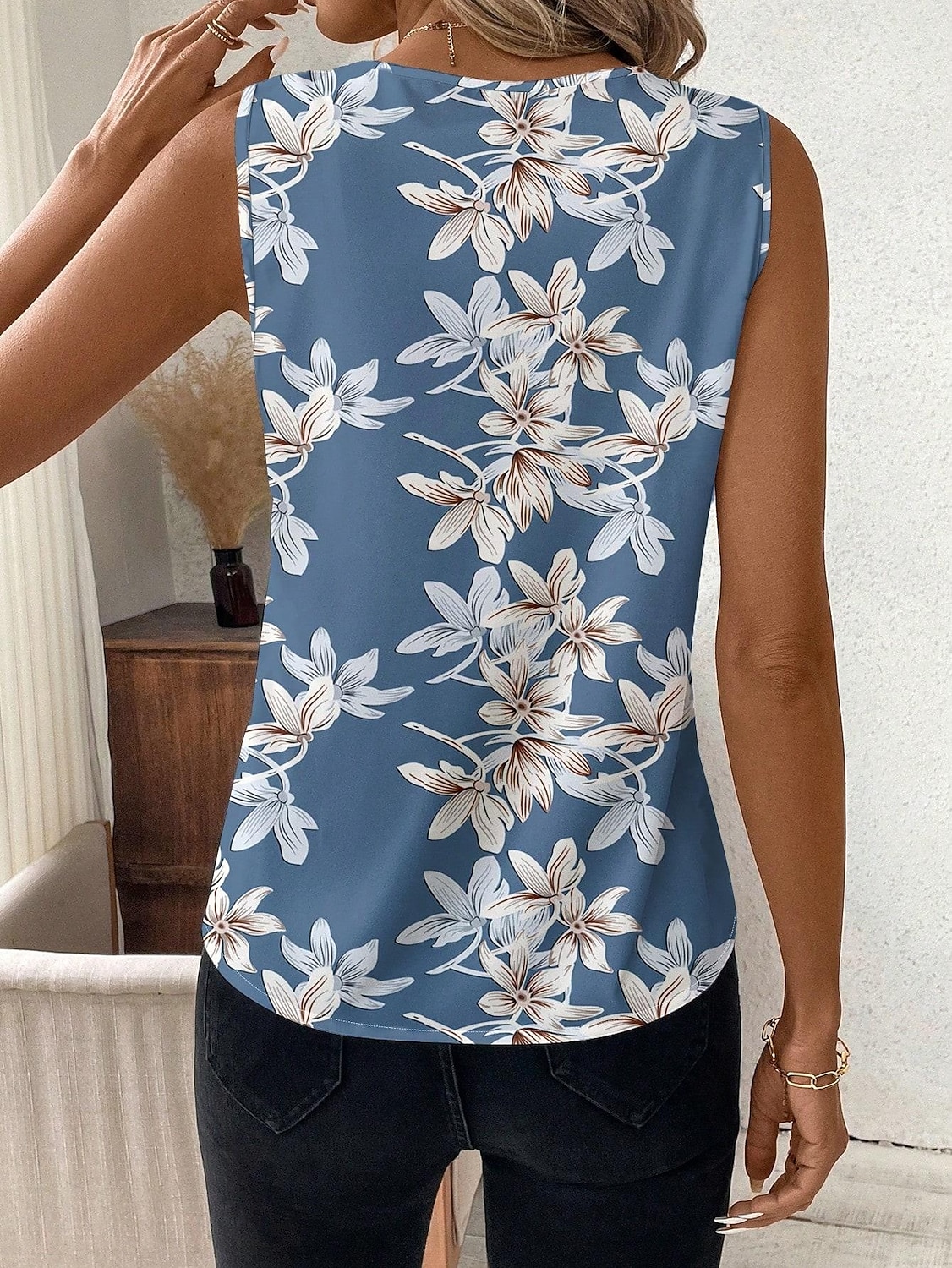 Canotta da donna floreale grafica elegante casual senza maniche colletto a V top regolari abbigliamento da giorno stampa nera bianca rosa blu estate del 2025 a $21.99 –P2
