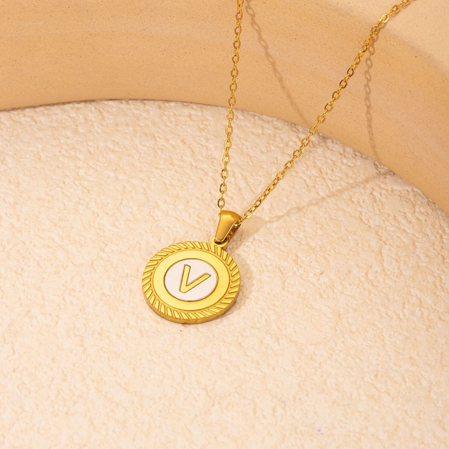 colar de letras personalizado, presente para a mãe, pingente de aço titânio banhado a ouro 18k, colar de alfabeto redondo de a a z inspirado em conchas, corrente de clavícula unissex minimalista de 2025 por $5.99 –P19
