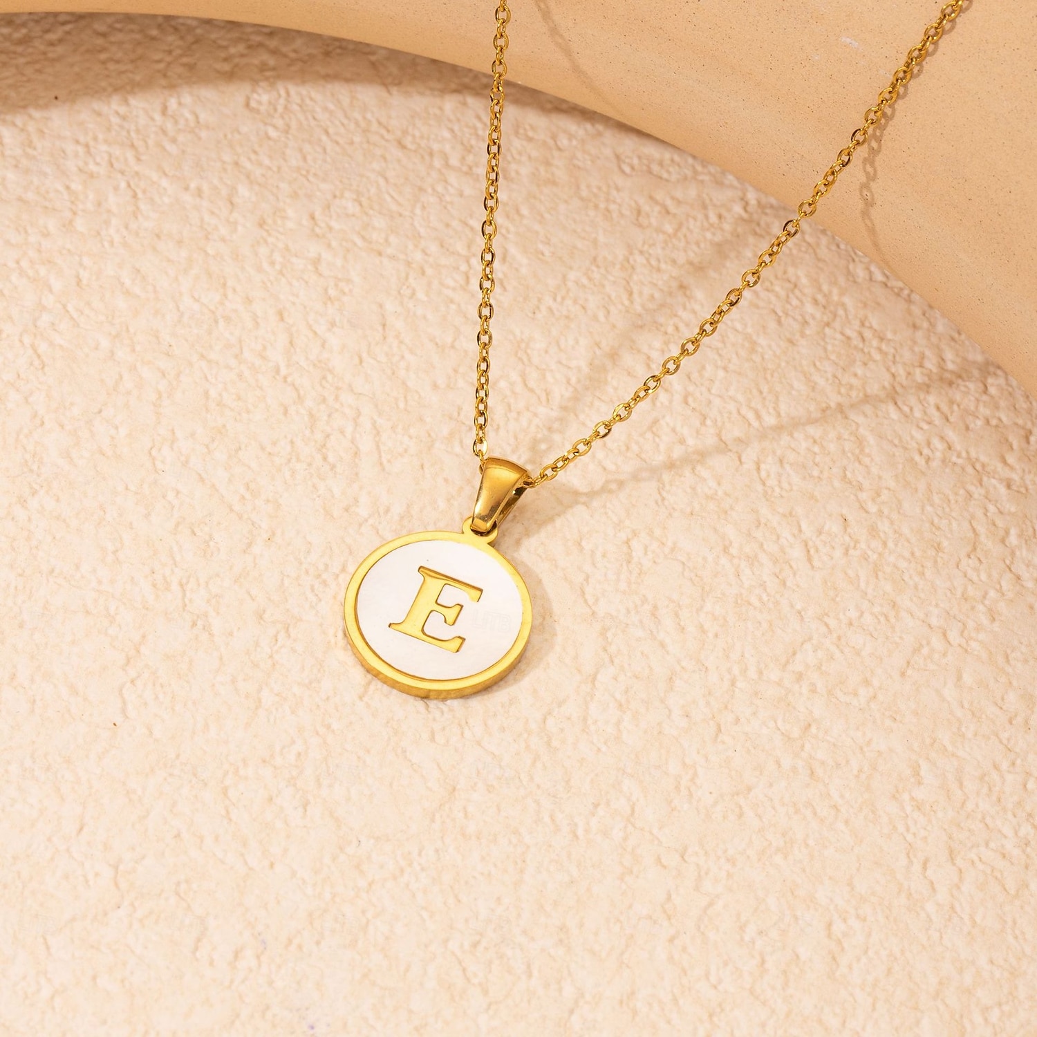 personalizovaný dopisní náhrdelník, dárek pro maminku, přívěsek z nerezové oceli pozlacený 18k zlatem, kulatý design mušle, náhrdelník s abecedou a-z, odolné šperky z titanové oceli pro ženy 2025 - $4.99 –P10