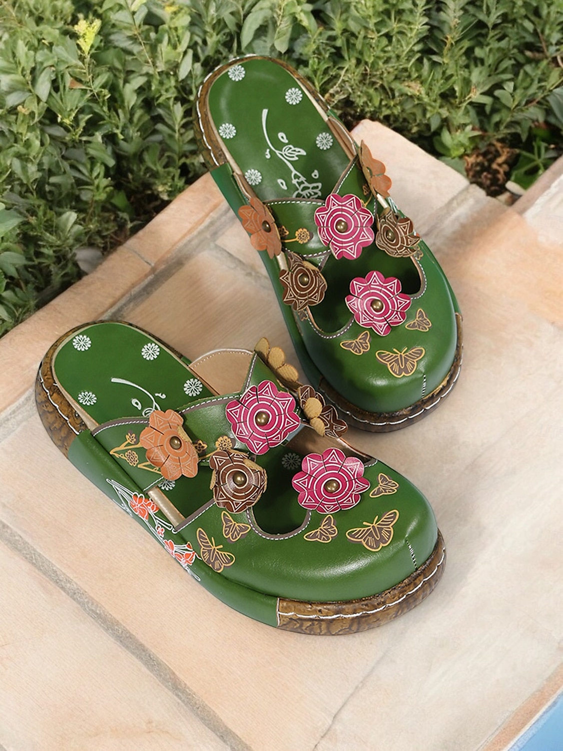 Damen-Clogs aus geblümtem Leder – handgefertigte Slip-On-Pantoletten mit Keilabsatz und Cut-out-Design im Bohème-Stil für Freizeitkleidung und Komfort im Freien 2025 - $32.99 –P2