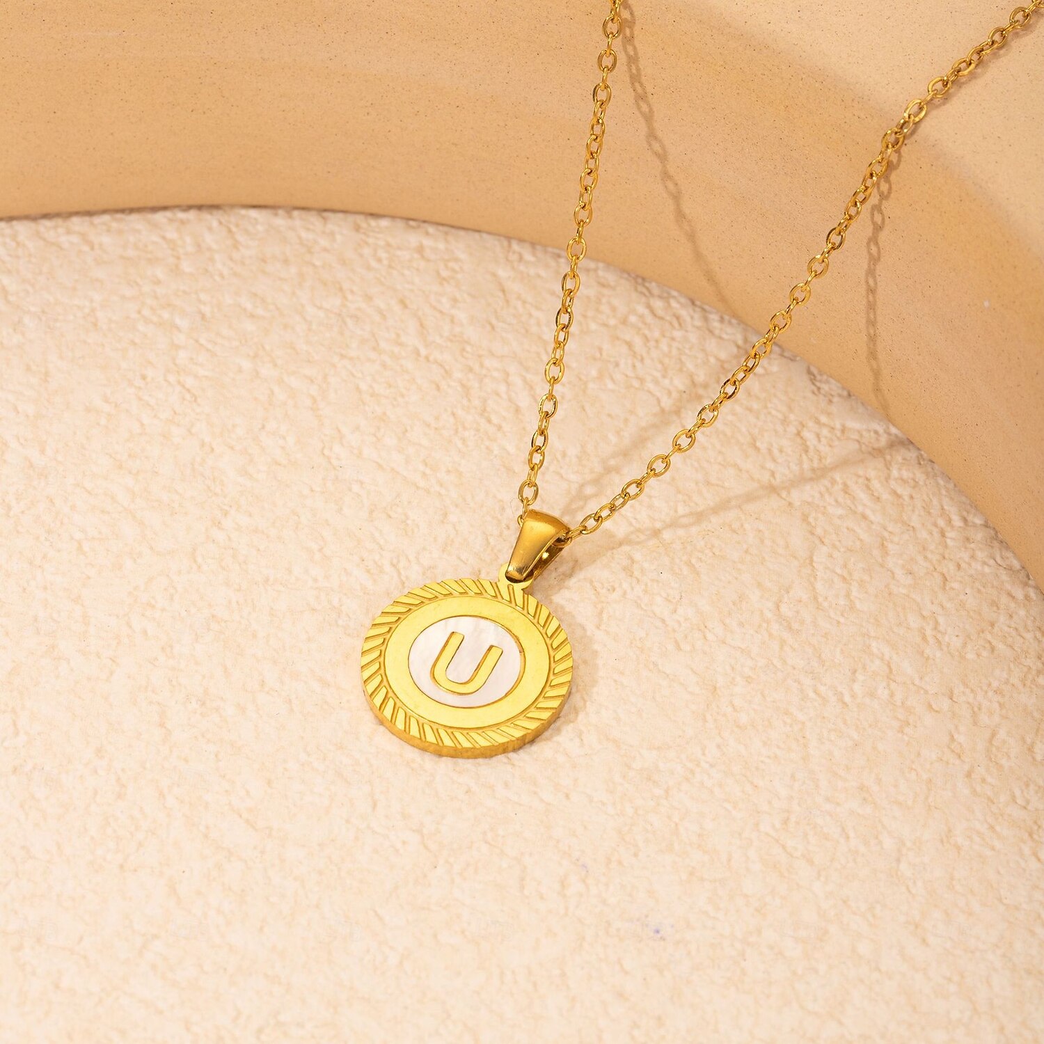 colar de letras personalizado, presente para a mãe, pingente de aço titânio banhado a ouro 18k, colar de alfabeto redondo de a a z inspirado em conchas, corrente de clavícula unissex minimalista de 2025 por $5.99 –P5