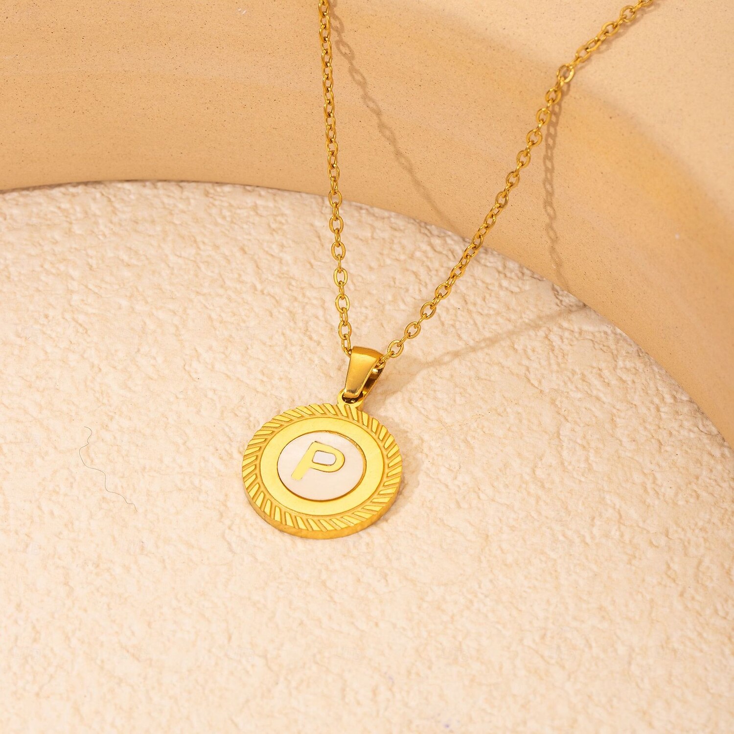 colar de letras personalizado, presente para a mãe, pingente de aço titânio banhado a ouro 18k, colar de alfabeto redondo de a a z inspirado em conchas, corrente de clavícula unissex minimalista de 2025 por $5.99 –P18
