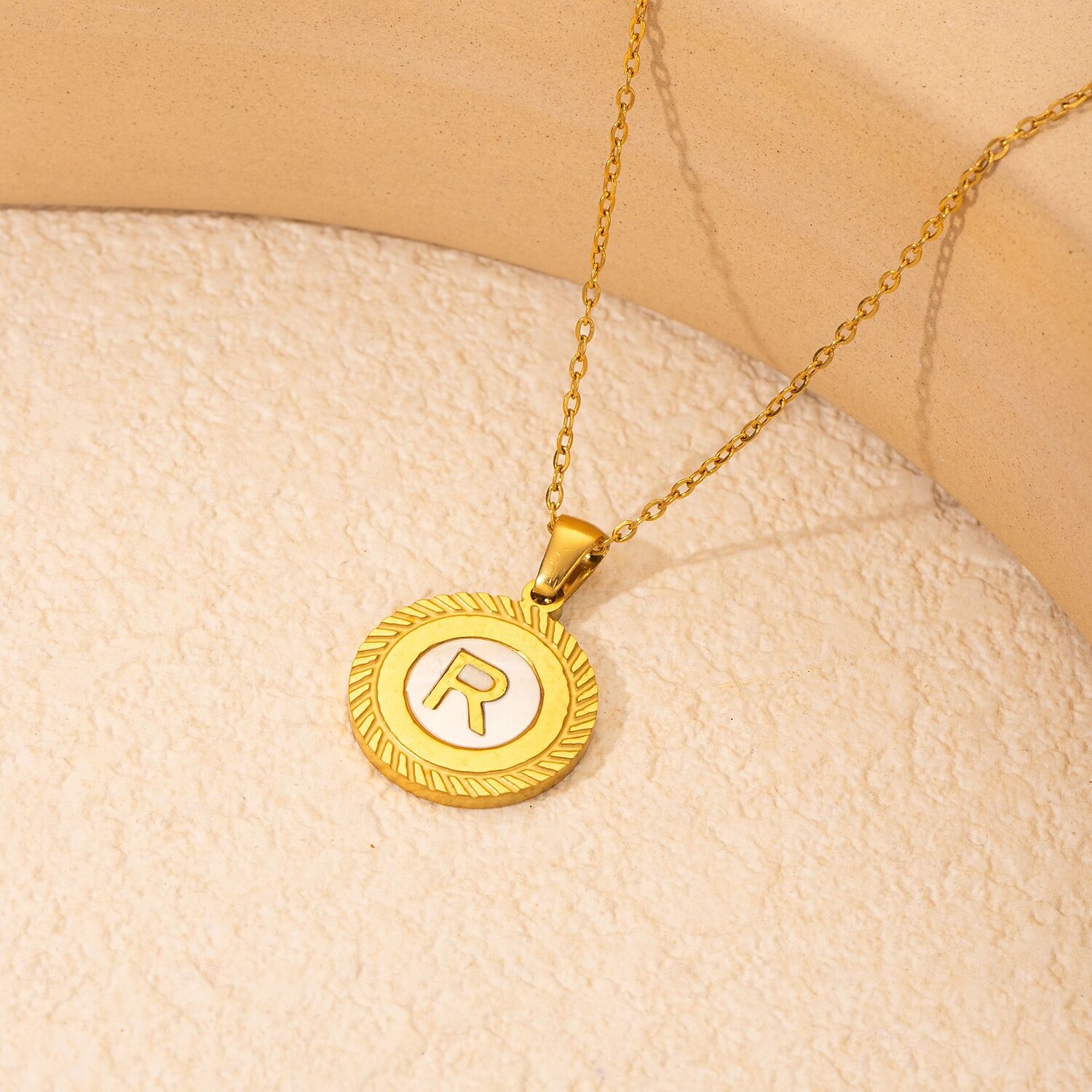 colar de letras personalizado, presente para a mãe, pingente de aço titânio banhado a ouro 18k, colar de alfabeto redondo de a a z inspirado em conchas, corrente de clavícula unissex minimalista de 2025 por $5.99 –P10