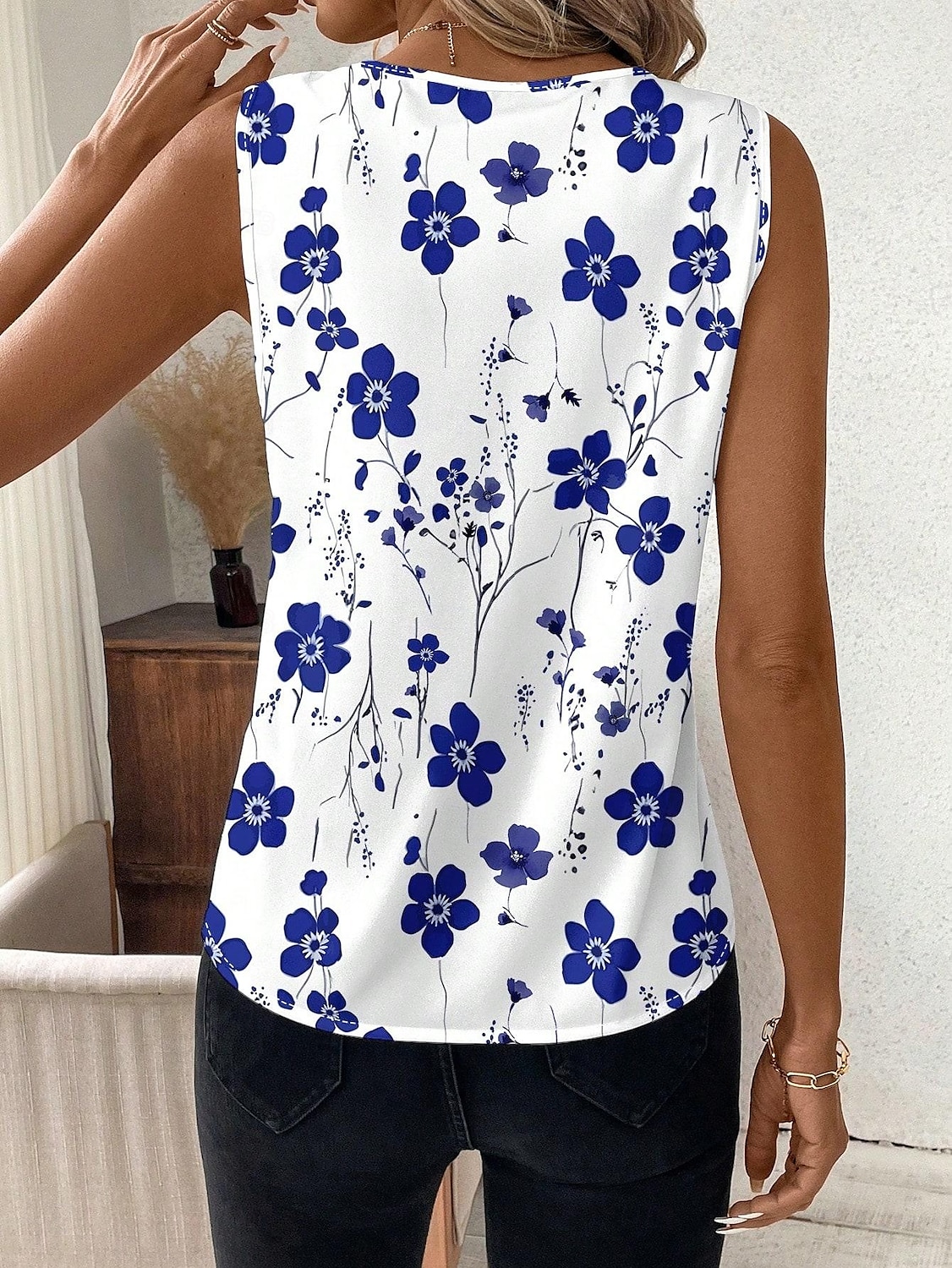 Canotta da donna floreale grafica elegante casual senza maniche colletto a V top regolari abbigliamento da giorno stampa nera bianca rosa blu estate del 2025 a $21.99 –P7