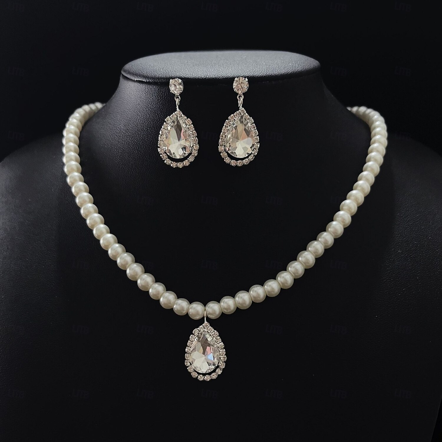 Boucles d'oreilles en forme de goutte d'eau plaqué argent avec collier en perles de 2025 ? $11.49 –P1