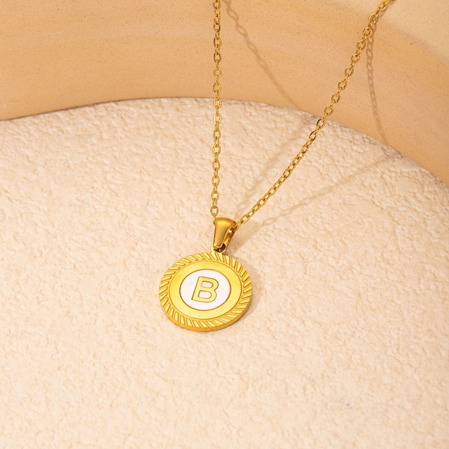 colar de letras personalizado, presente para a mãe, pingente de aço titânio banhado a ouro 18k, colar de alfabeto redondo de a a z inspirado em conchas, corrente de clavícula unissex minimalista de 2025 por $5.99 –P6