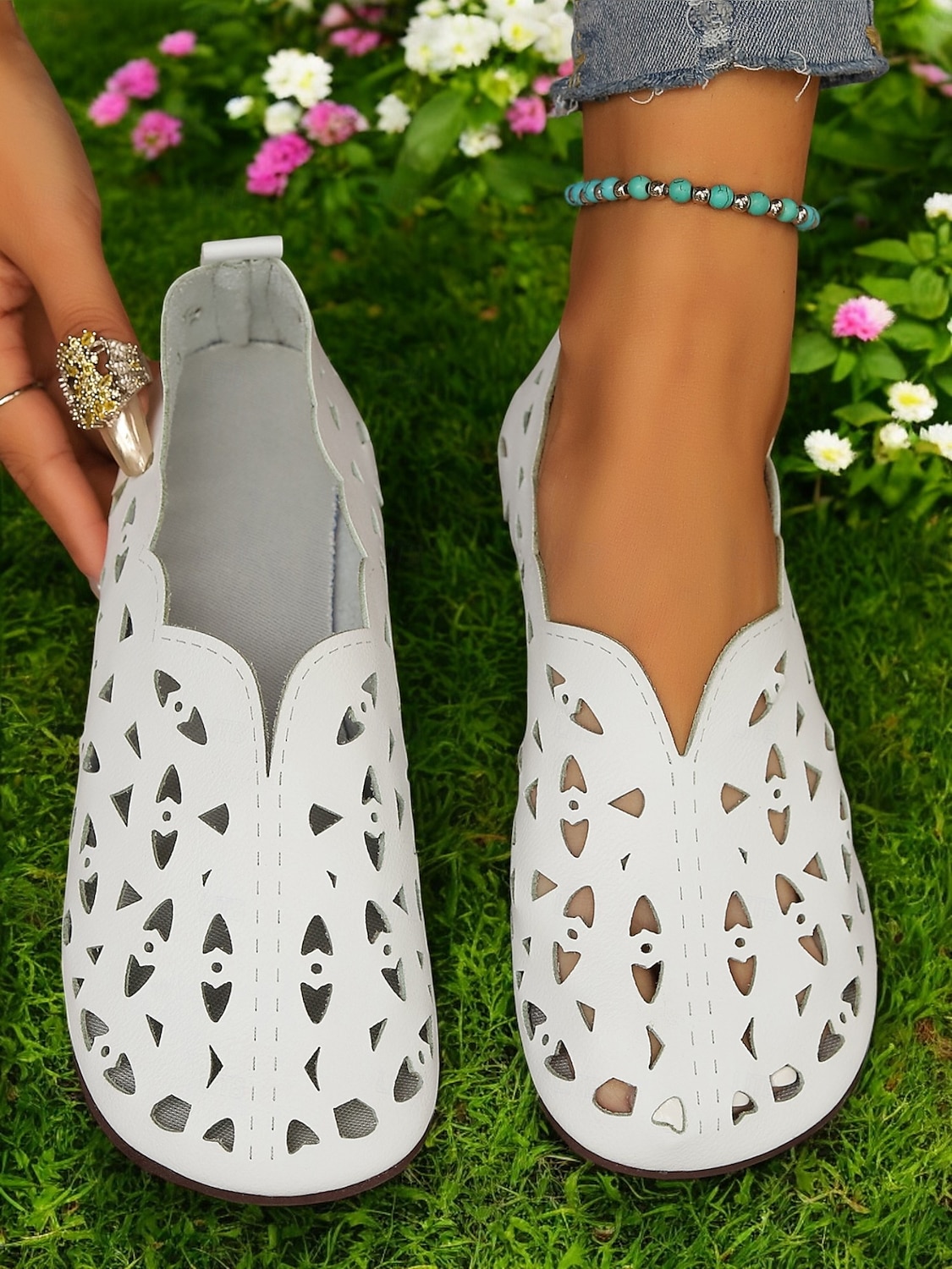slip-on bianche da donna con taglio laser a piedi nudi - scarpe casual traspiranti e leggere, comode e comode, perfette per le giornate estive del 2025 a $18.99 –P1