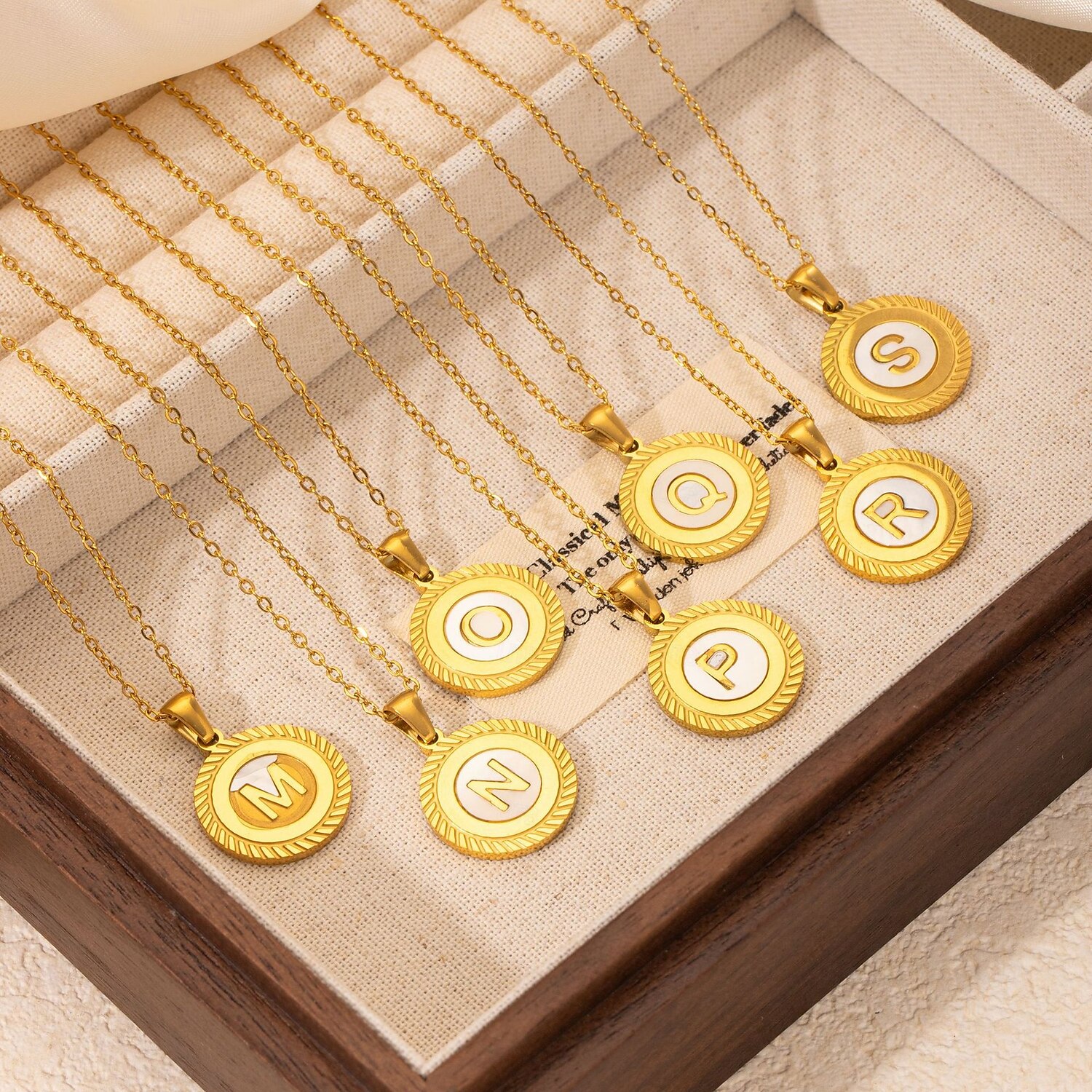 colar de letras personalizado, presente para a mãe, pingente de aço titânio banhado a ouro 18k, colar de alfabeto redondo de a a z inspirado em conchas, corrente de clavícula unissex minimalista de 2025 por $5.99 –P20