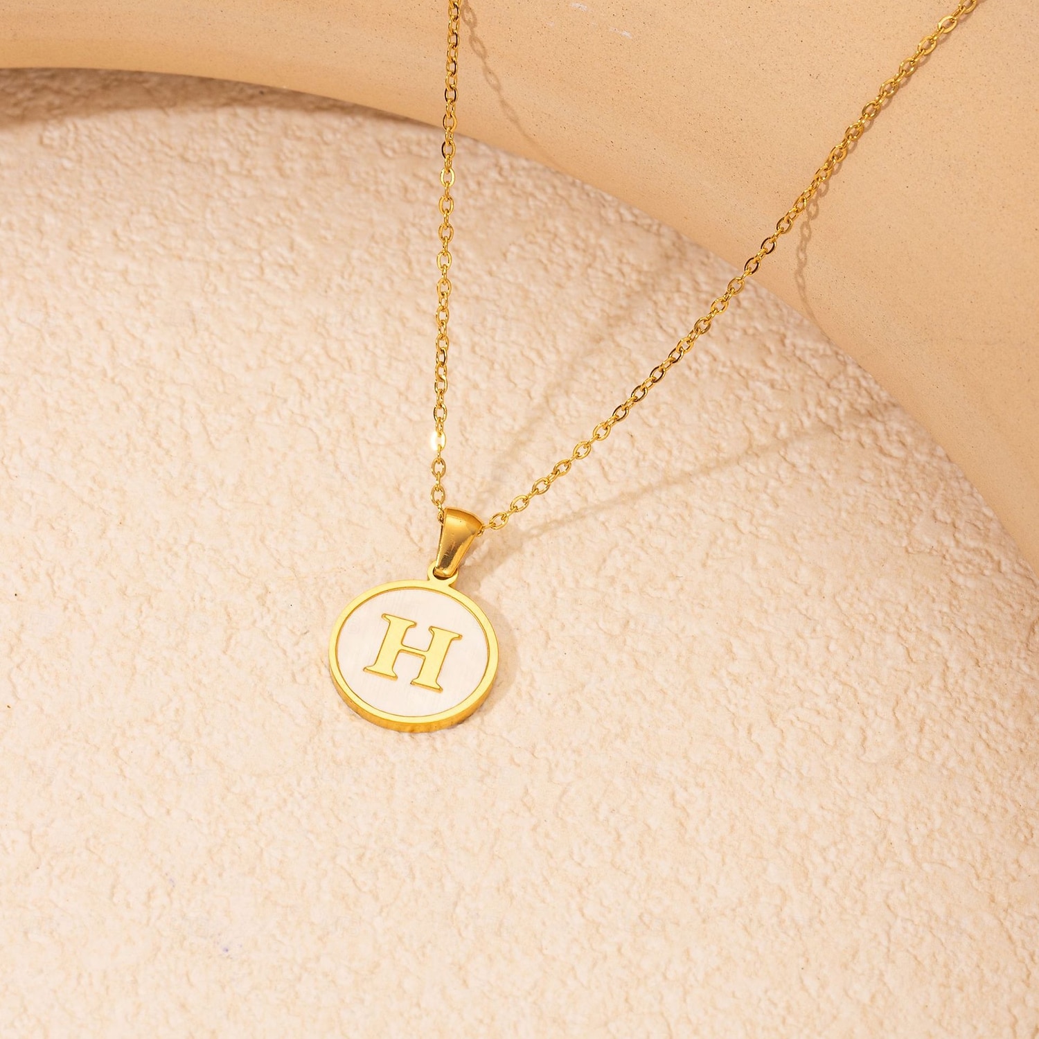 personalizovaný dopisní náhrdelník, dárek pro maminku, přívěsek z nerezové oceli pozlacený 18k zlatem, kulatý design mušle, náhrdelník s abecedou a-z, odolné šperky z titanové oceli pro ženy 2025 - $4.99 –P20