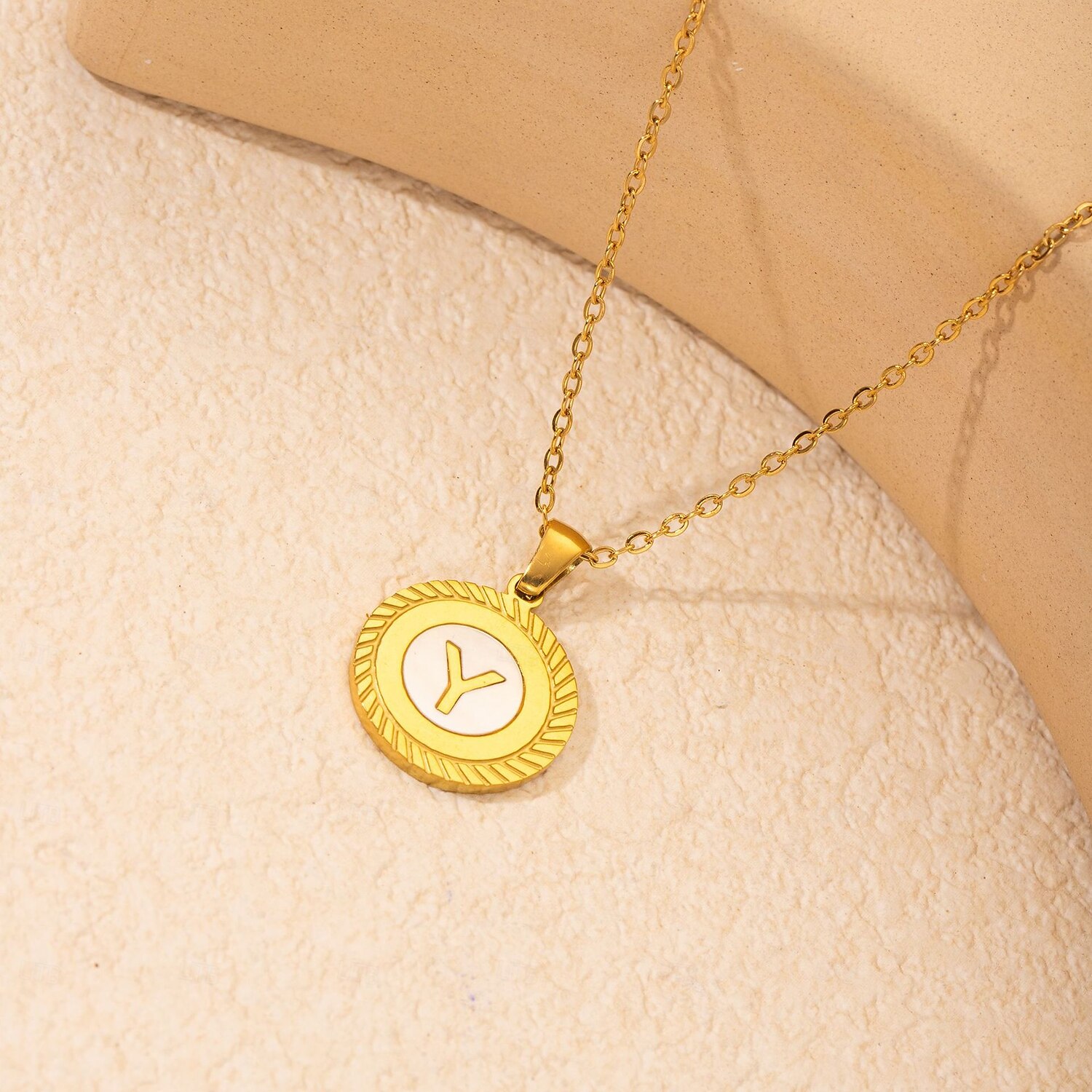 colar de letras personalizado, presente para a mãe, pingente de aço titânio banhado a ouro 18k, colar de alfabeto redondo de a a z inspirado em conchas, corrente de clavícula unissex minimalista de 2025 por $5.99 –P13