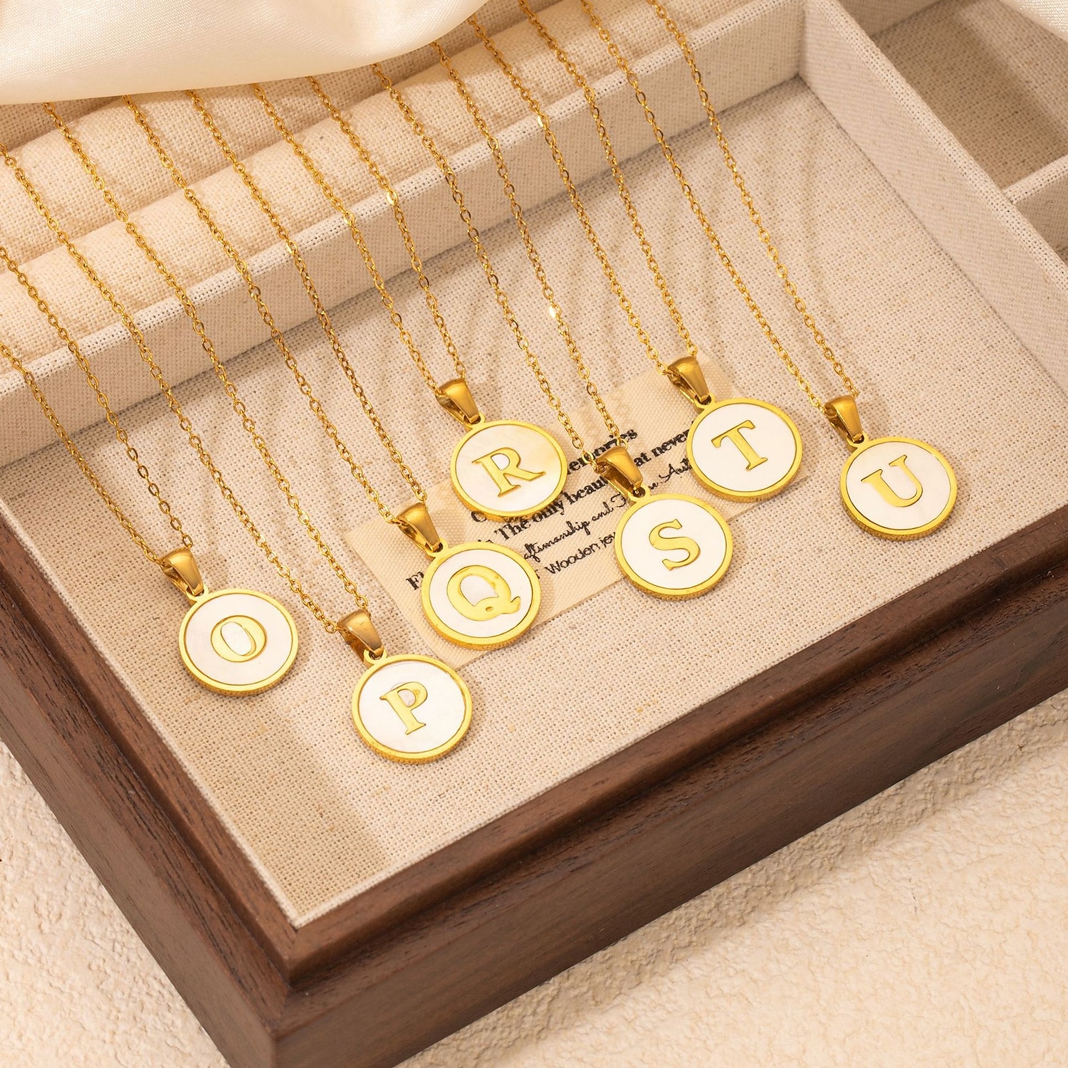 personalizovaný dopisní náhrdelník, dárek pro maminku, přívěsek z nerezové oceli pozlacený 18k zlatem, kulatý design mušle, náhrdelník s abecedou a-z, odolné šperky z titanové oceli pro ženy 2025 - $4.99 –P19