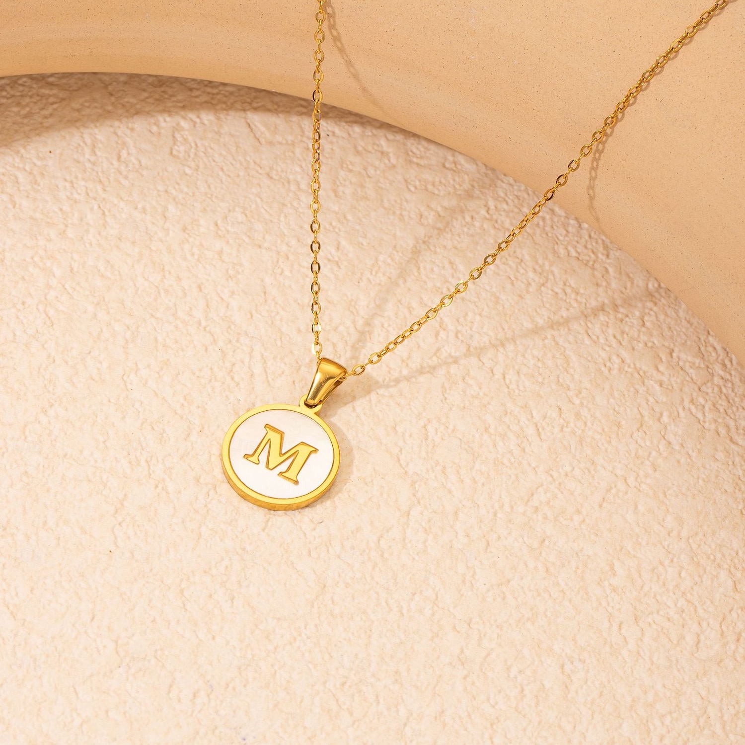 personalizovaný dopisní náhrdelník, dárek pro maminku, přívěsek z nerezové oceli pozlacený 18k zlatem, kulatý design mušle, náhrdelník s abecedou a-z, odolné šperky z titanové oceli pro ženy 2025 - $4.99 –P8