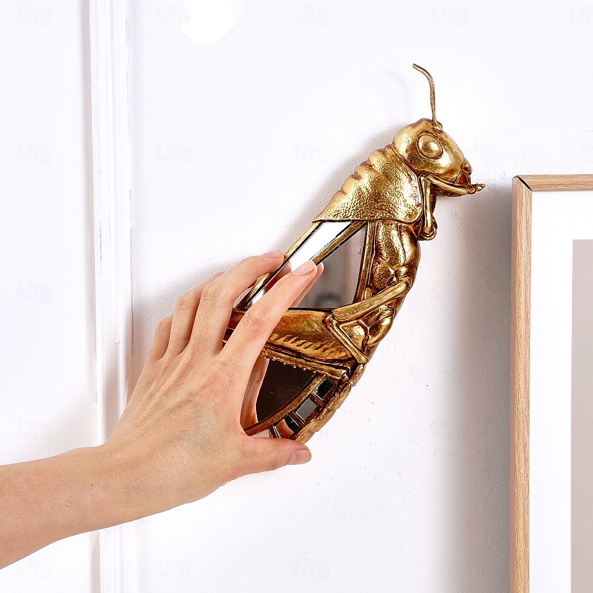 decorazione da parete in resina dorata con passero e cavalletta, design con intarsi a specchio, ornamento unico da appendere per gli amanti degli uccelli, decorazione per la casa, le feste e lo zoo del 2025 a $19.99 –P11