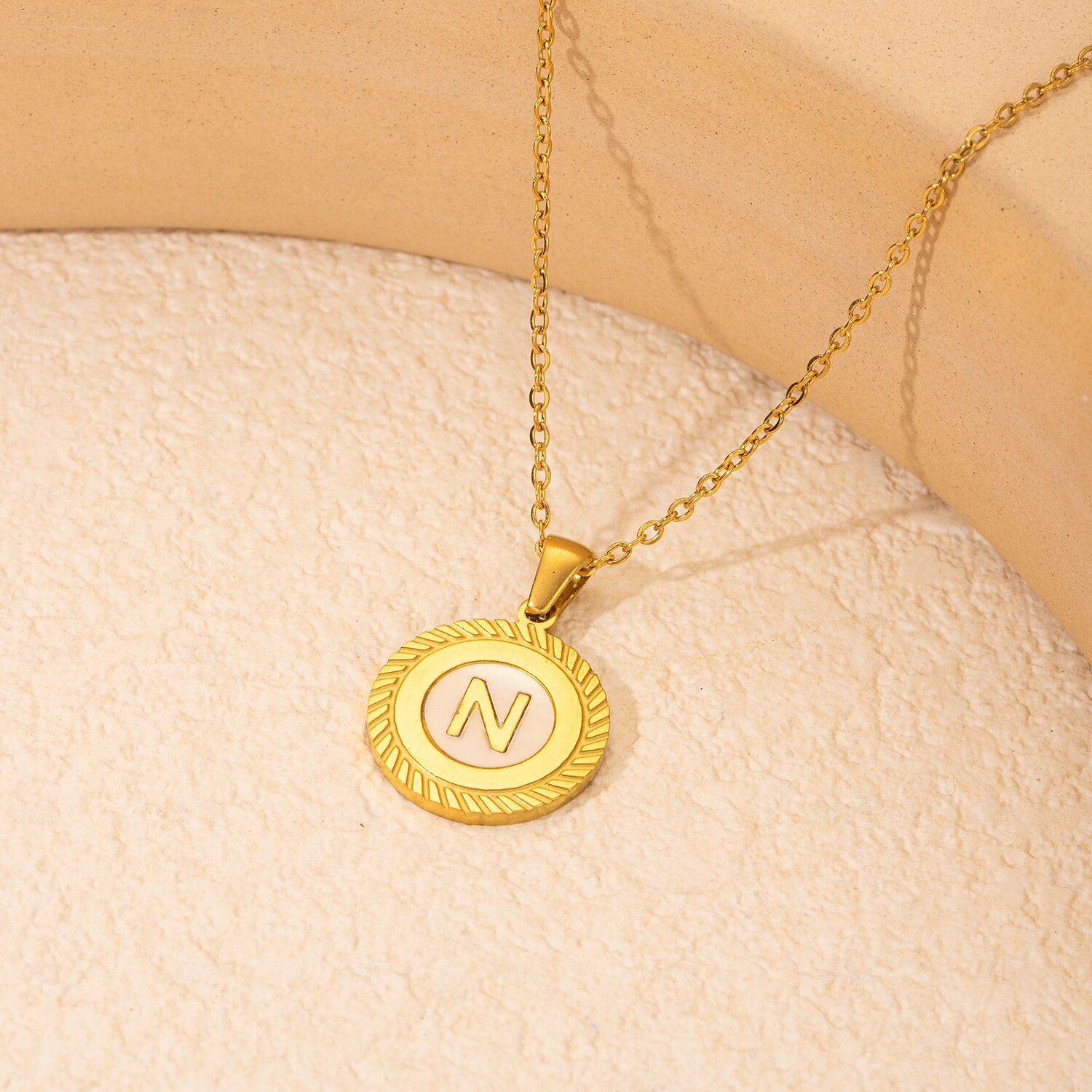 colar de letras personalizado, presente para a mãe, pingente de aço titânio banhado a ouro 18k, colar de alfabeto redondo de a a z inspirado em conchas, corrente de clavícula unissex minimalista de 2025 por $5.99 –P9