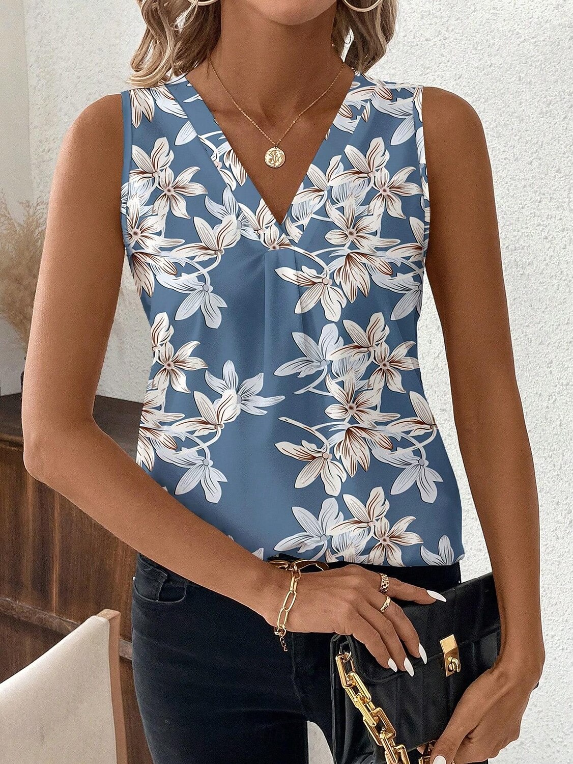 Canotta da donna floreale grafica elegante casual senza maniche colletto a V top regolari abbigliamento da giorno stampa nera bianca rosa blu estate del 2025 a $21.99 –P4
