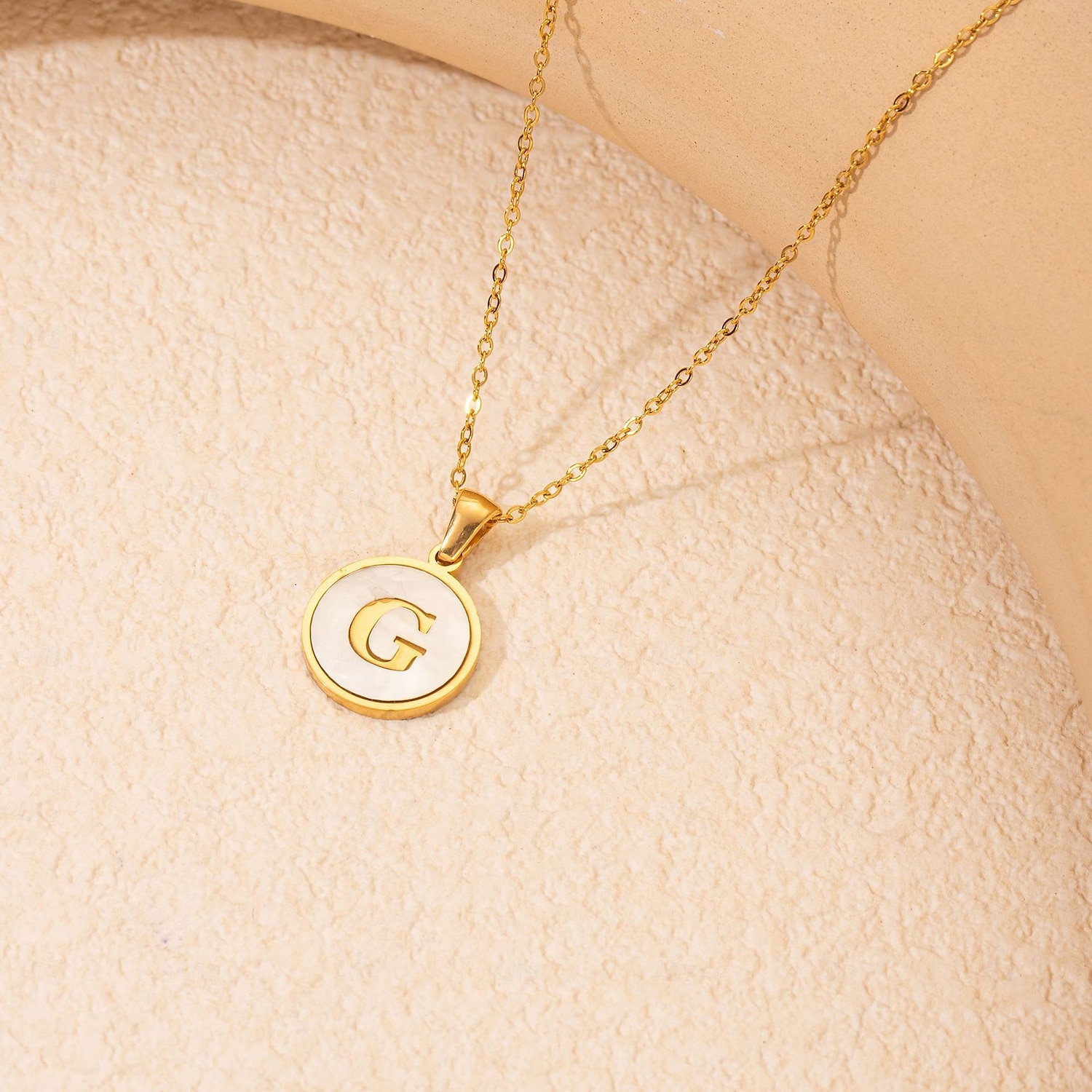 personalizovaný dopisní náhrdelník, dárek pro maminku, přívěsek z nerezové oceli pozlacený 18k zlatem, kulatý design mušle, náhrdelník s abecedou a-z, odolné šperky z titanové oceli pro ženy 2025 - $4.99 –P3