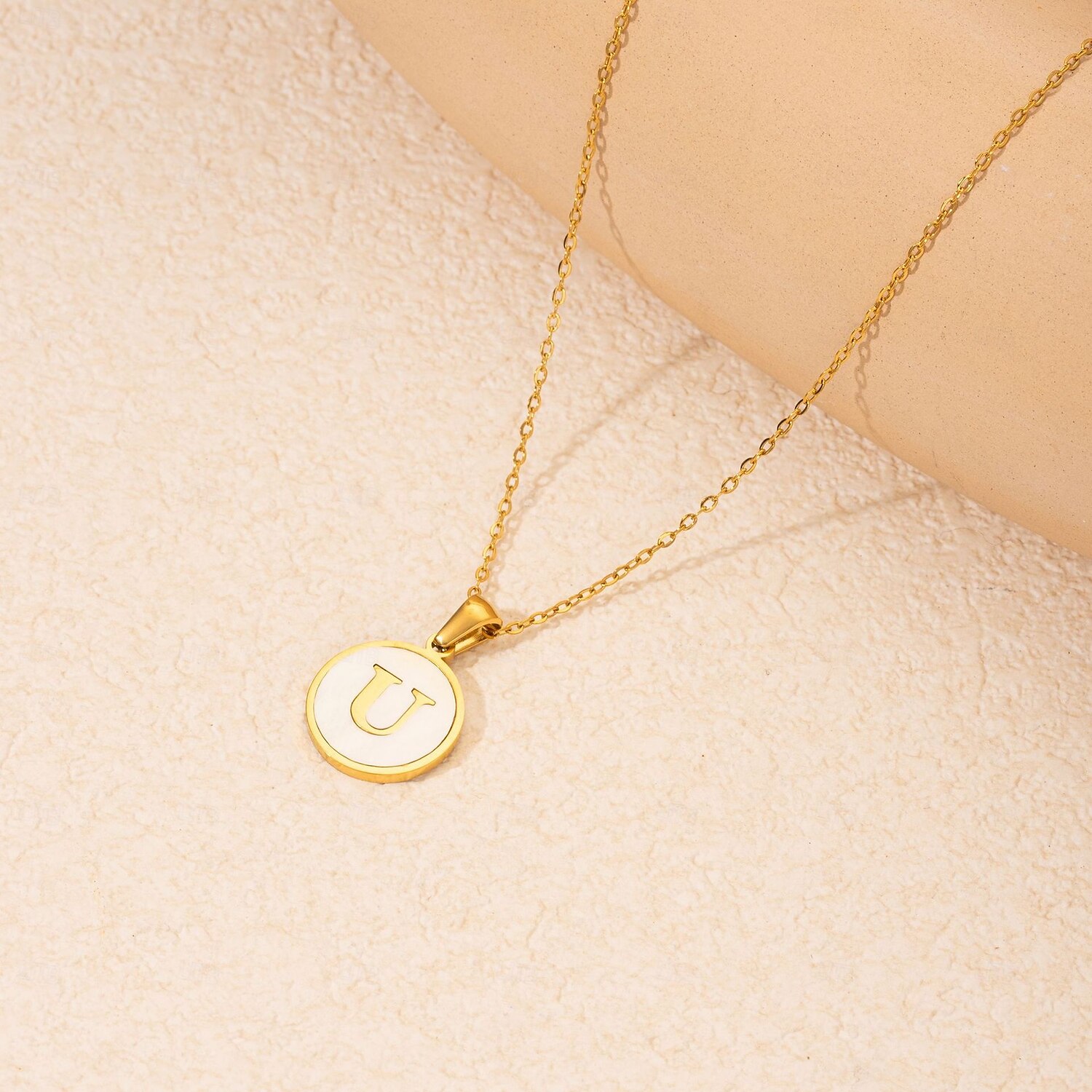 personalizovaný dopisní náhrdelník, dárek pro maminku, přívěsek z nerezové oceli pozlacený 18k zlatem, kulatý design mušle, náhrdelník s abecedou a-z, odolné šperky z titanové oceli pro ženy 2025 - $4.99 –P11
