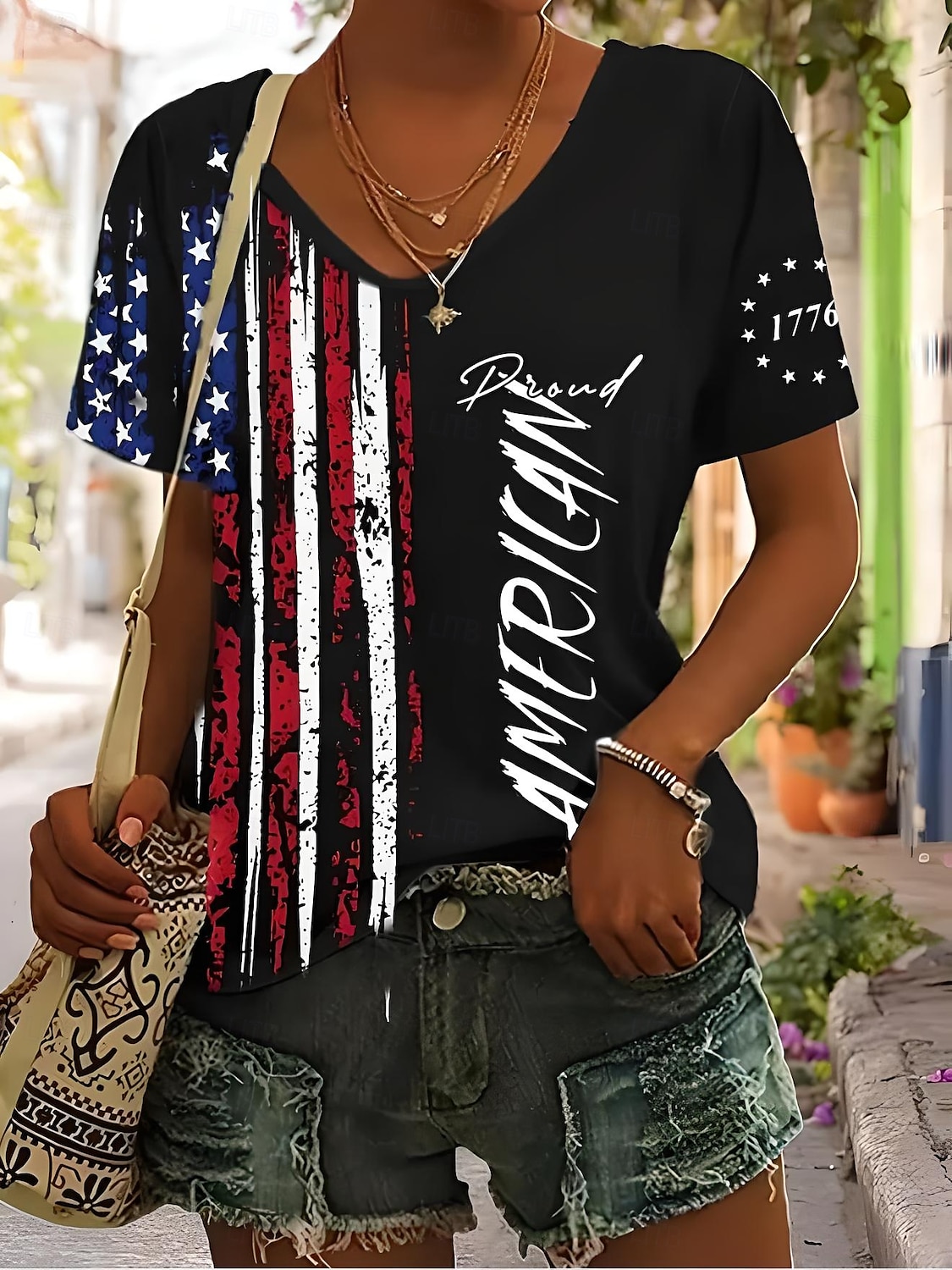 T-shirt patriotique pour femmes graphique drapeau drapeau national élégant décontracté rouge blanc et bleu à manches courtes col en V régulier tops quotidiens impression noir été printemps de 2025 ? $19.99 –P1