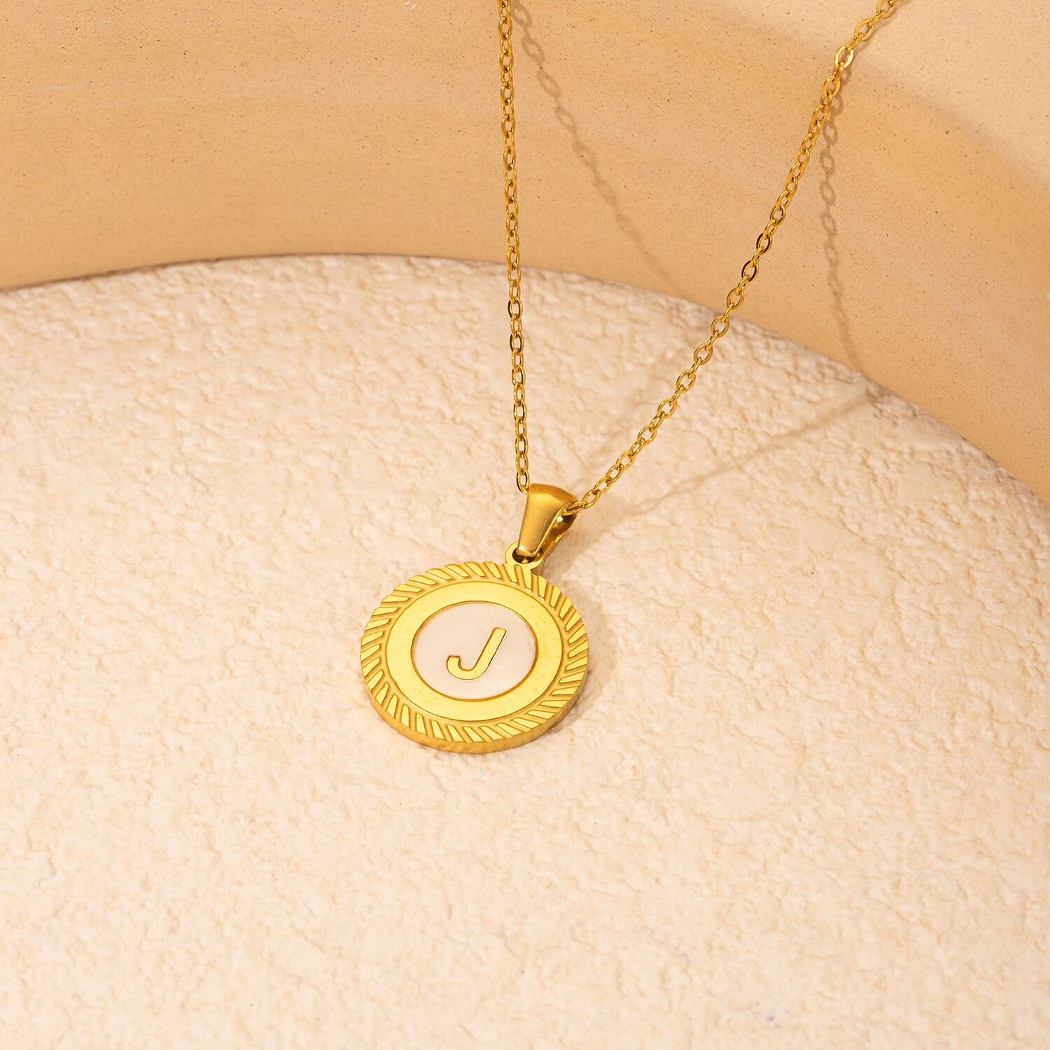 colar de letras personalizado, presente para a mãe, pingente de aço titânio banhado a ouro 18k, colar de alfabeto redondo de a a z inspirado em conchas, corrente de clavícula unissex minimalista de 2025 por $5.99 –P3