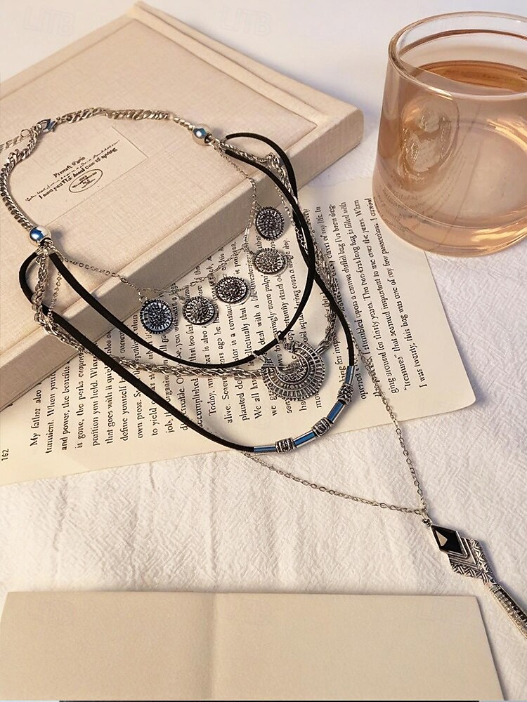 Collier bohème en argent superposé avec chaînes noires et argentées, pendentifs circulaires et géométriques, parfait pour les tenues décontractées et de soirée, idéal pour les accessoires d'été et de festival de 2025 ? $11.99 –P5