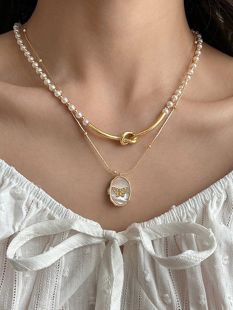 Collier médaillon papillon en or pour femme - pendentif ovale de style vintage avec perles et compartiment photo caché, élégant cadeau d'anniversaire, d'anniversaire ou de remise de diplôme de 2025 ? $11.99 –P3