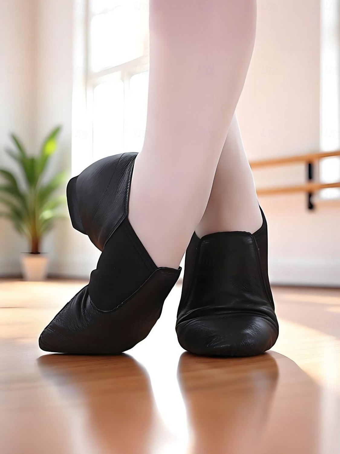 Chaussures de danse jazz en cuir beige pour femmes avec semelle fendue – chaussures souples à enfiler pour les cours de jazz et les performances sur scène de 2025 ? $42.99 –P5