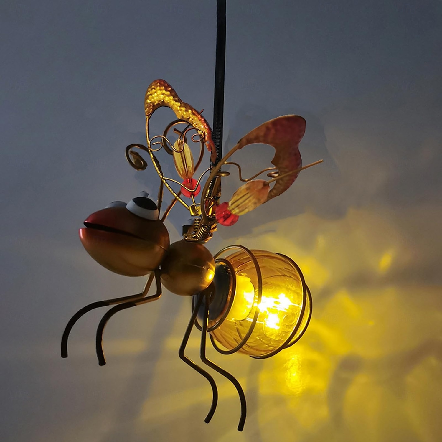1 pz. Simulazione solare per esterni, insetto appeso, luce decorativa, ape dorata, libellula viola, farfalla blu, cortile, giardino, balcone, parco, arte in ferro, luce luminosa da paesaggio. del 2025 a $9.99 –P5