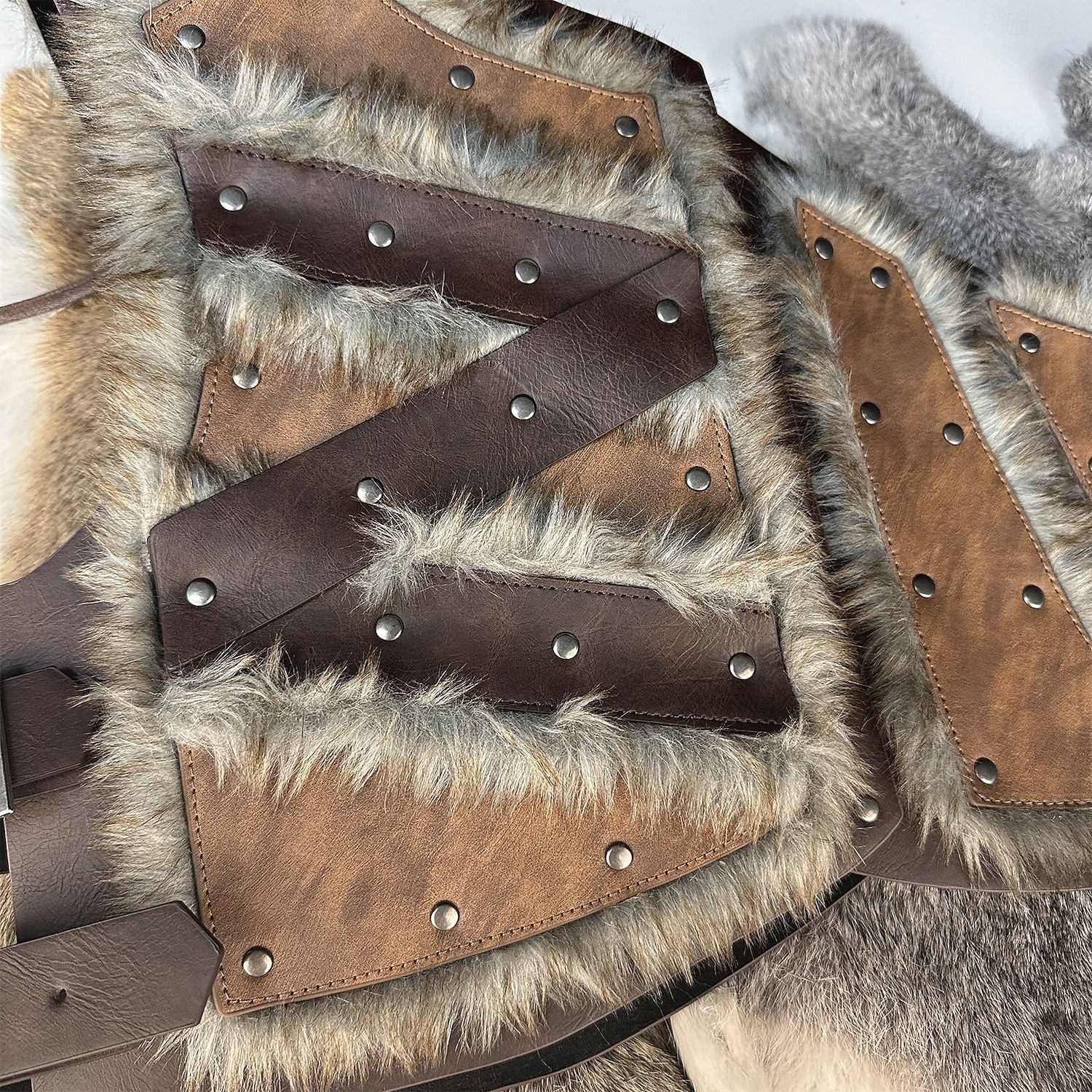 רטרו\וינטאג' ימי הביניים רנסנס כלי נשק ושריון נשף מסכות משמר החזה פיראט לוחם ויקינג שילדמיידן ניטים צבע אחיד תחפושות בגדי ריקוד גברים ויקינג האלווין (ליל כל הקדושים) קרנבל נשף מסכות 2026 - $69.99 –P8