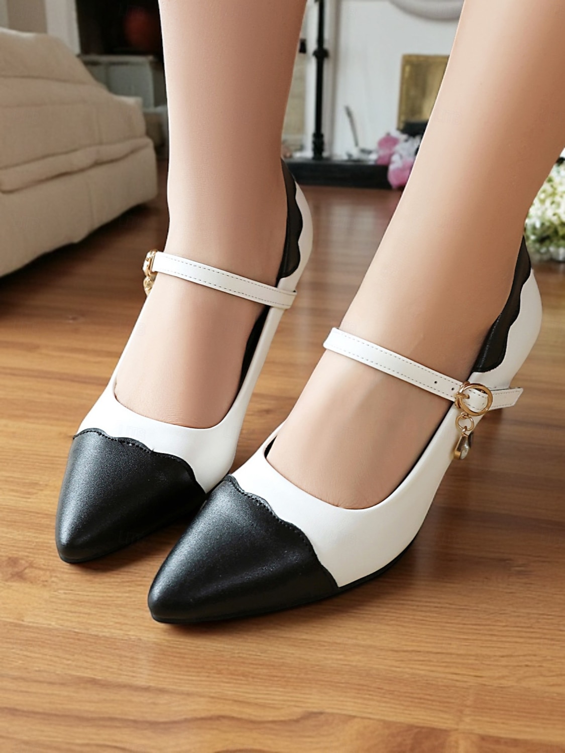 svarte og hvite Mary Jane-hæler for kvinner med dråpelignende sjarm –  vintage-inspirerte pumps med spiss tå for 1930-talls retroantrekk,  kontorklær og formelle arrangementer 2025 - GBP £44, image size:1125x1500
